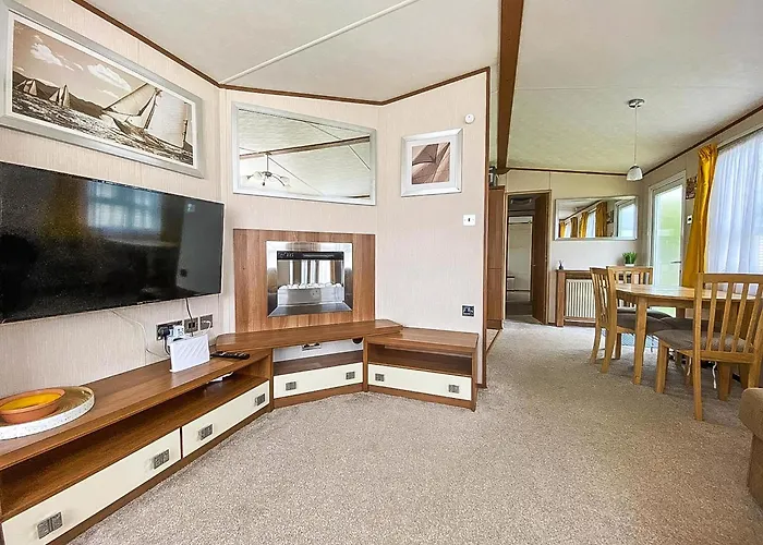 Superb Caravan At Steeple Bay Holiday Park In Essex, Sleeps 6 Ref 36081D