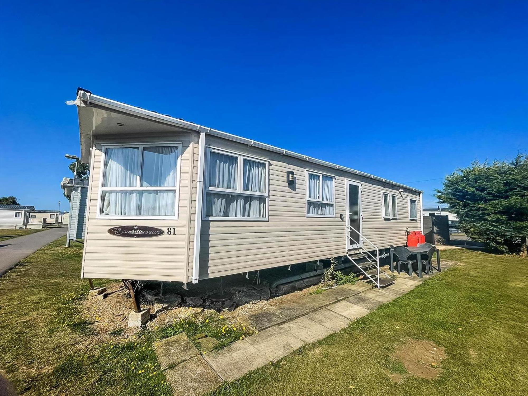 Superb Caravan At Steeple Bay In Essex, Sleeps 6 Ref 36081d Campsite *
