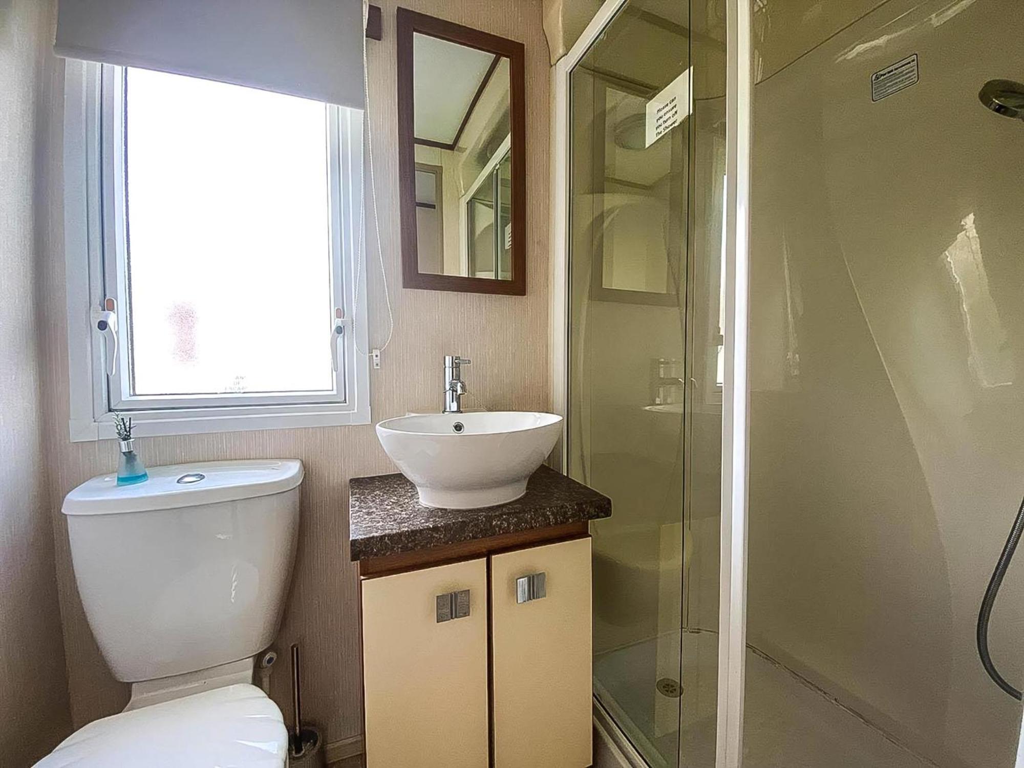 Superb Caravan At Steeple Bay In Essex, Sleeps 6 Ref 36081d Southminster