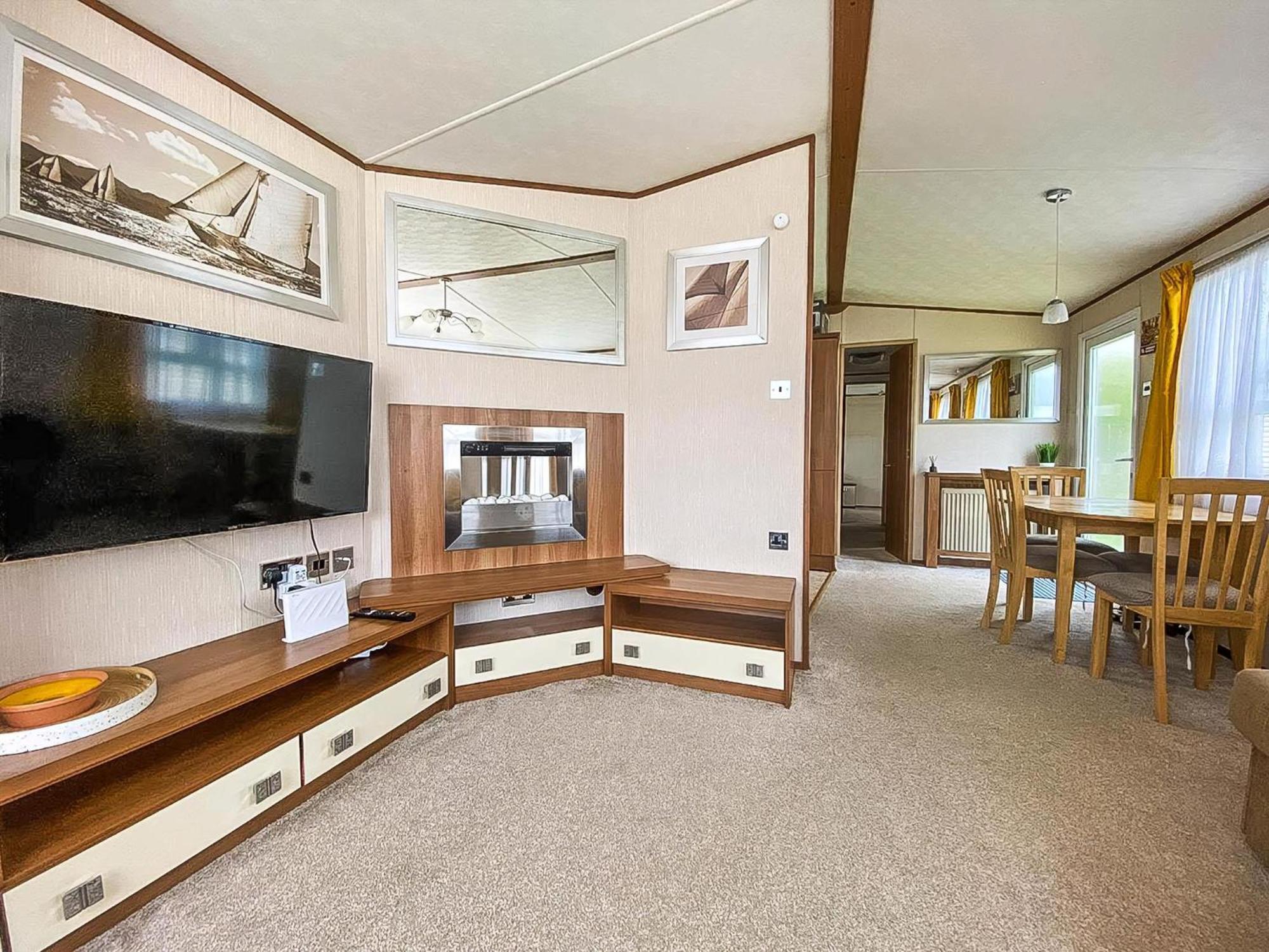 Superb Caravan At Steeple Bay In Essex, Sleeps 6 Ref 36081d