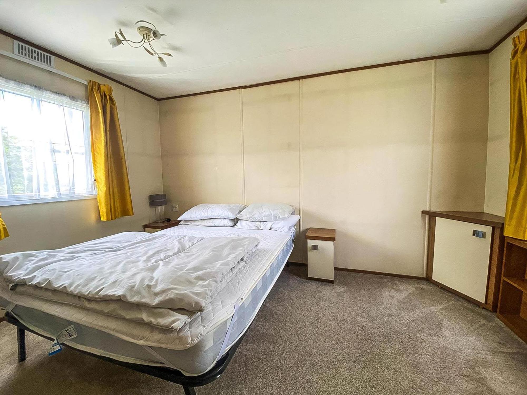 Superb Caravan At Steeple Bay In Essex, Sleeps 6 Ref 36081d Campsite *