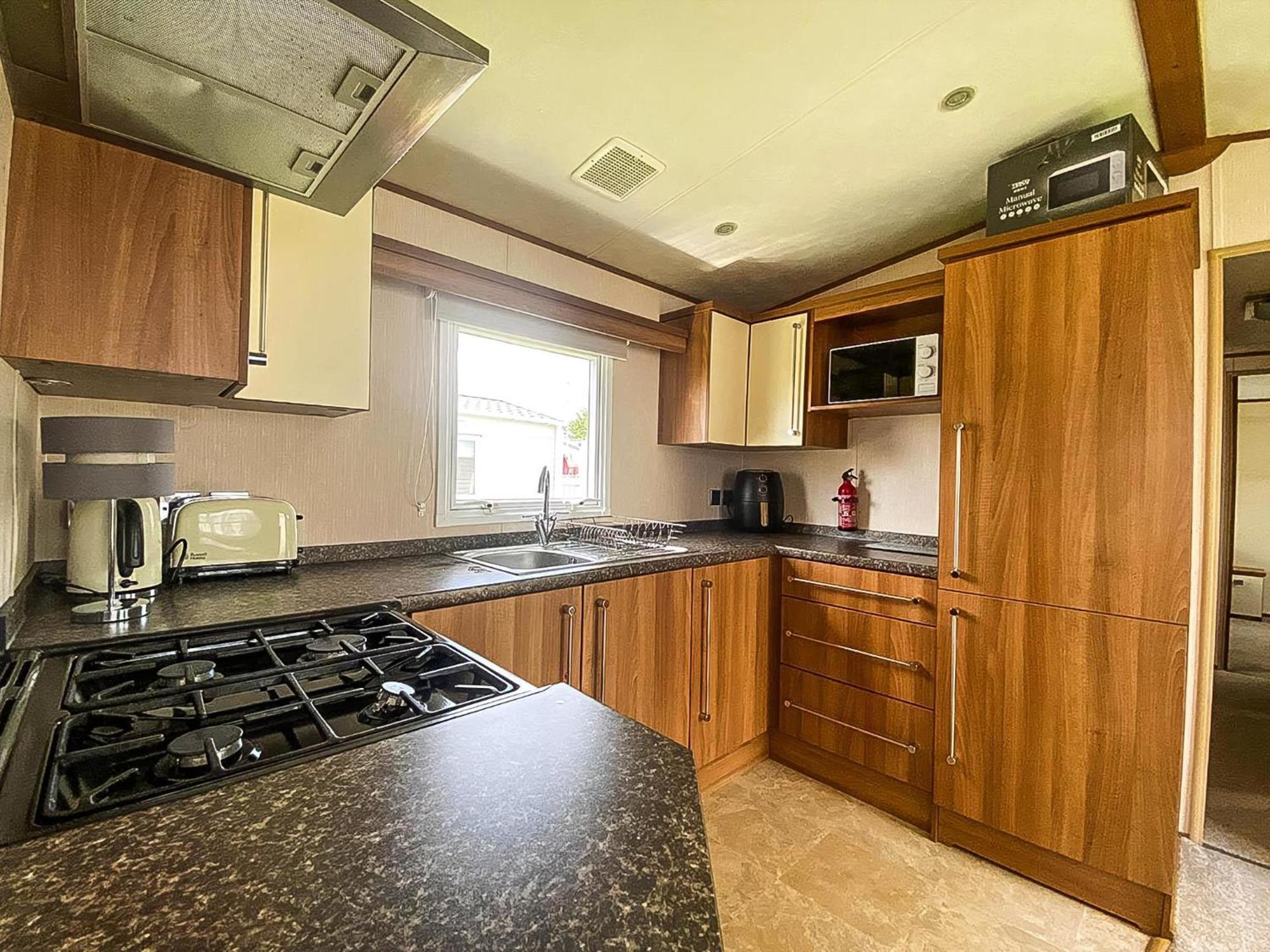 Superb Caravan At Steeple Bay In Essex, Sleeps 6 Ref 36081d Campsite Southminster