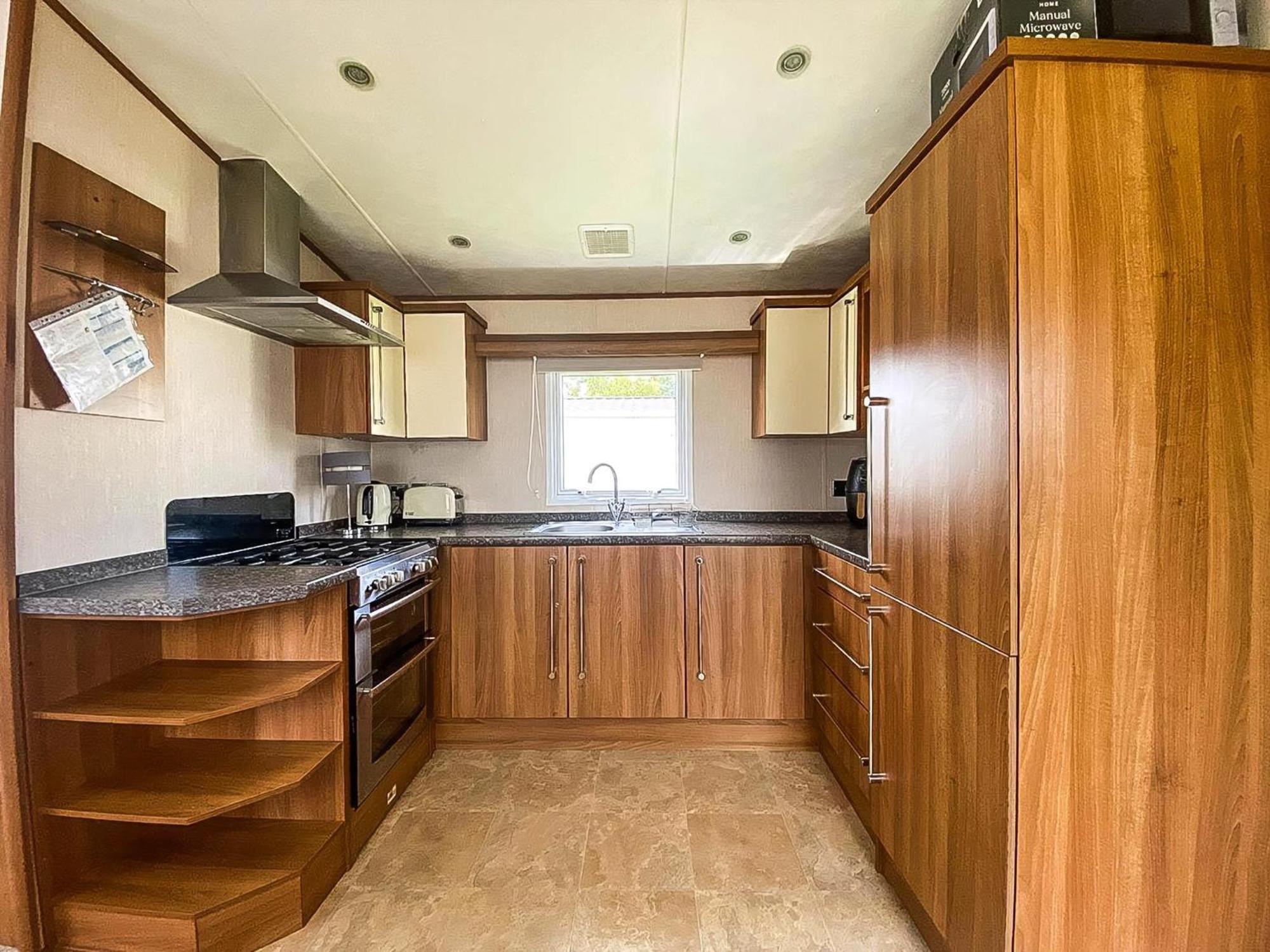 Campsite Superb Caravan At Steeple Bay In Essex, Sleeps 6 Ref 36081d Southminster