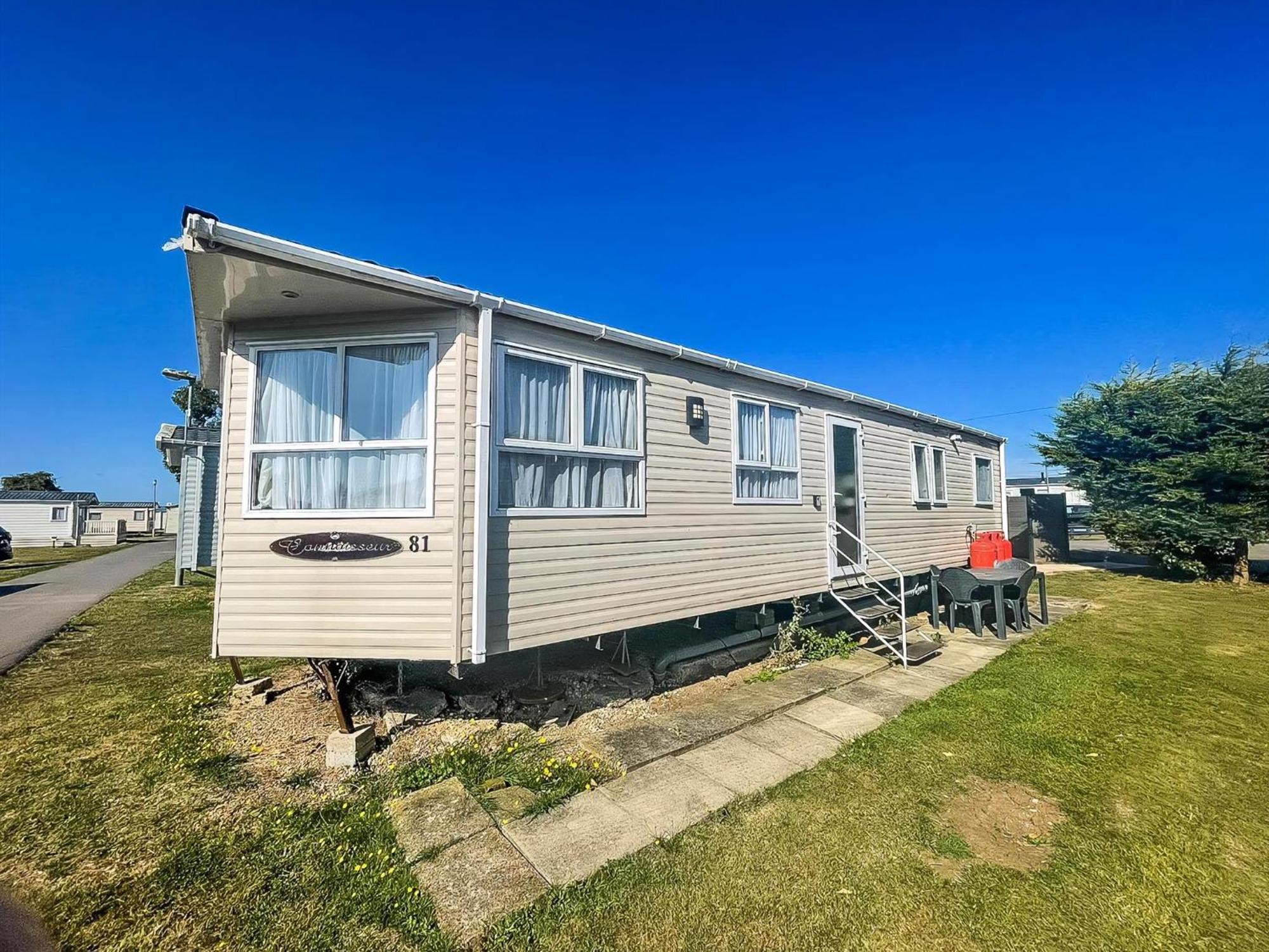 Superb Caravan At Steeple Bay In Essex, Sleeps 6 Ref 36081d