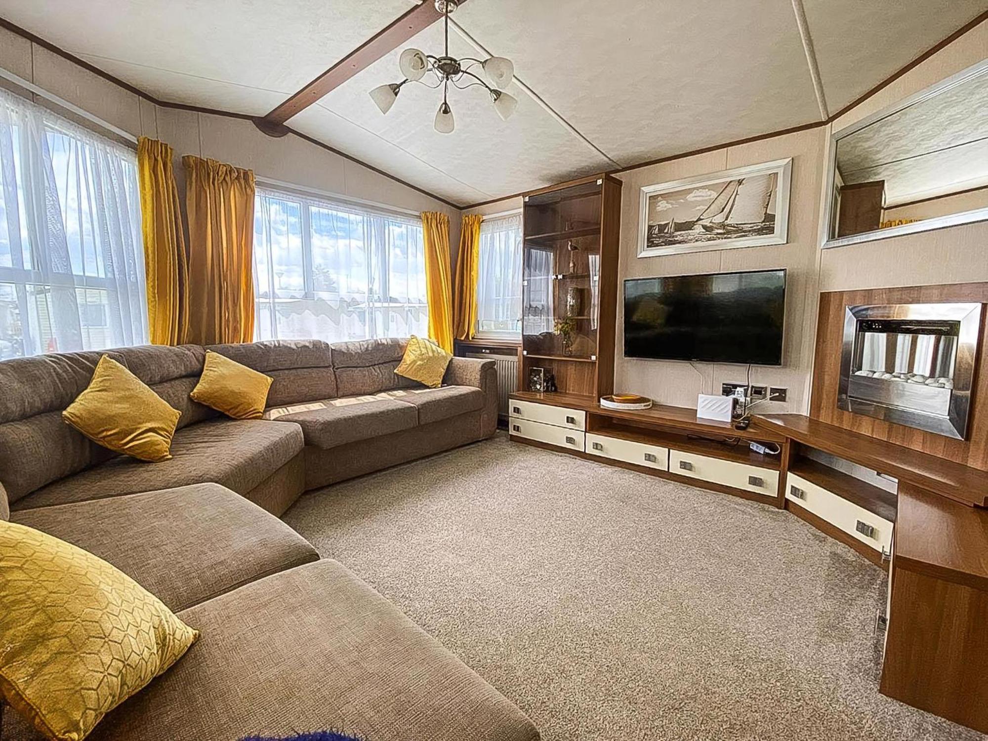 Superb Caravan At Steeple Bay In Essex, Sleeps 6 Ref 36081d Campsite *