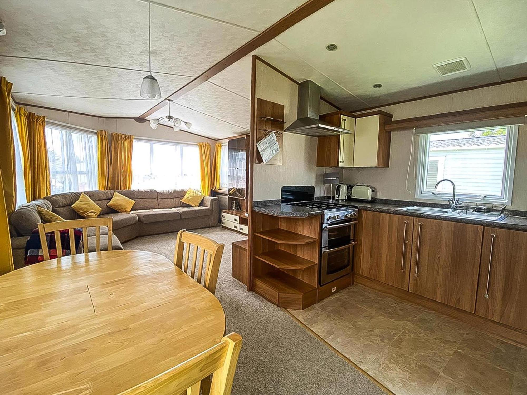 Campsite Superb Caravan At Steeple Bay In Essex, Sleeps 6 Ref 36081d *