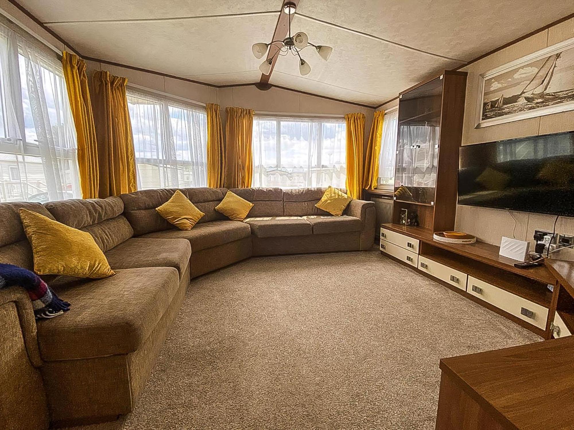 Superb Caravan At Steeple Bay In Essex, Sleeps 6 Ref 36081d Campsite Southminster